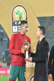 Image du Maroc Professionnelle de  SAR Le Prince Héritier Moulay El Hassan prend la pose avec Badr Benoun capitaine de l'équipe nationale de football après que le Maroc bat le Nigeria durant la finale du Championnat d'Afrique des Nations des joueurs locaux 2018  à Casablanca, le 4 Février 2018 (Photo/ SPPR) via Jalilbounhar.com